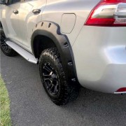 Elargisseurs d'ailes Toyota KDJ 150 55 mm large couleur brillant